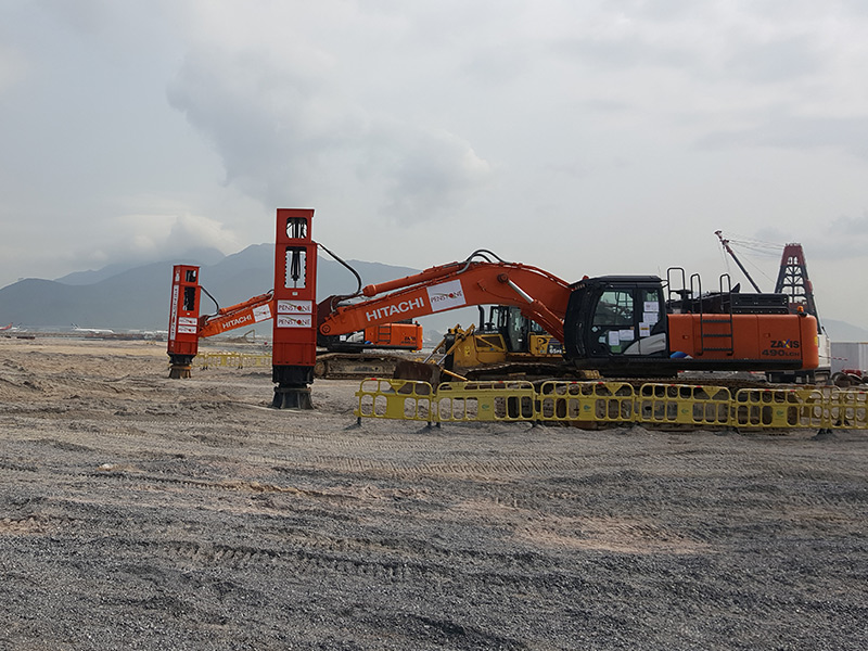 84千焦高速液壓夯實(shí)機(jī)搭配HITACHI挖掘機(jī)在香港國際機(jī)場施工